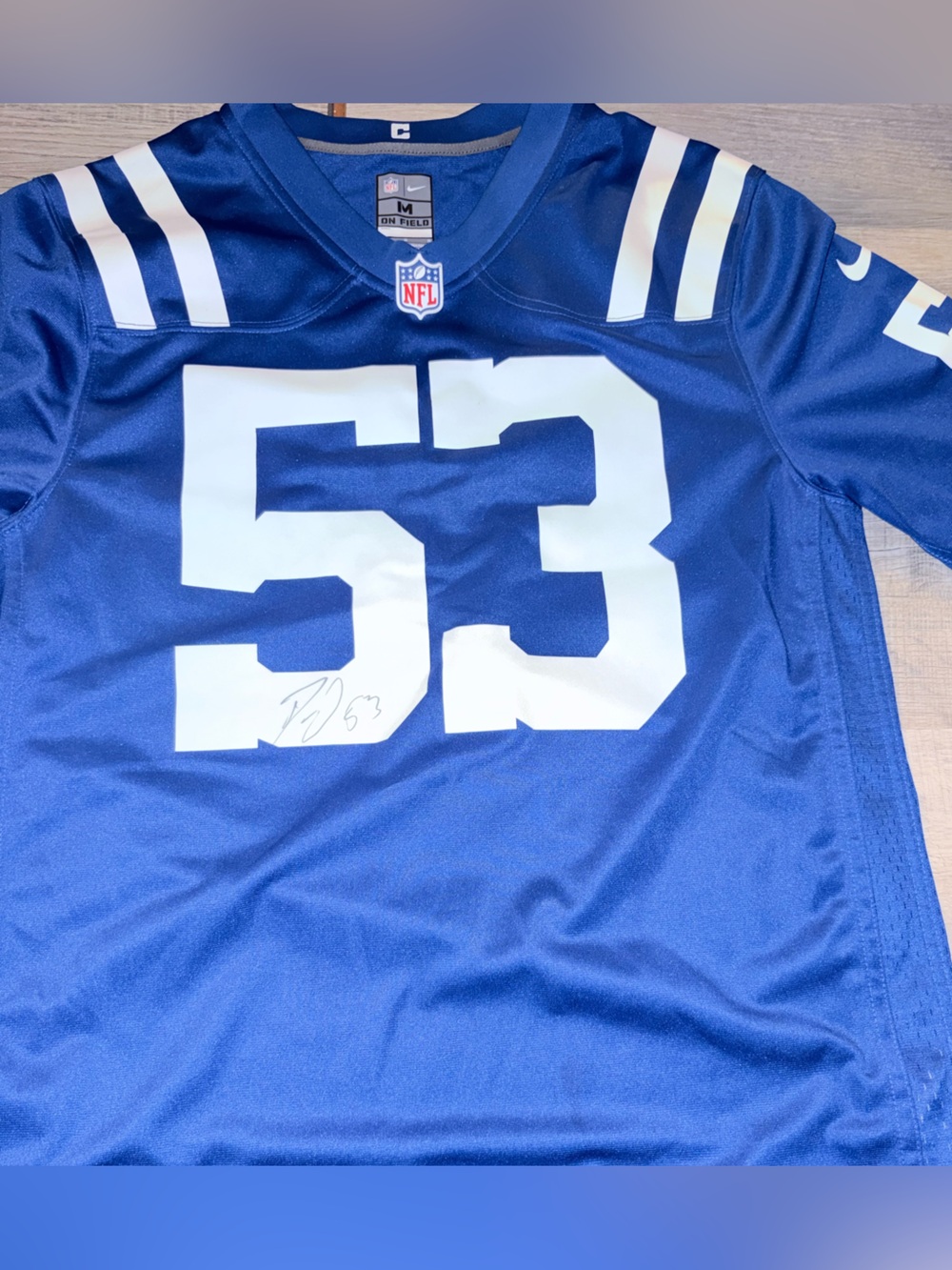 NFL Indianapolis Colts Darius Leonard stitched football jersey size M SIGNED